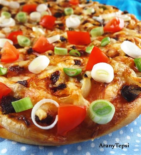 Grillcsirke és zöldségekkel gazdagon megrakott pizza