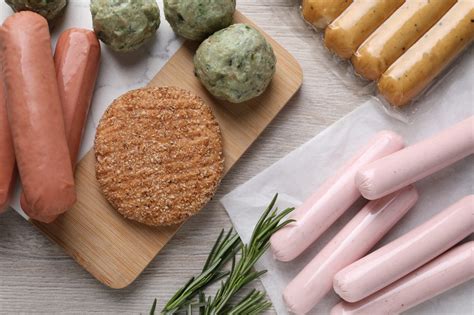 Vegán kolbászok különböző ételekben