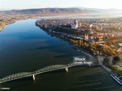 Esztergom látképe a Dunáról a Bazilikával
