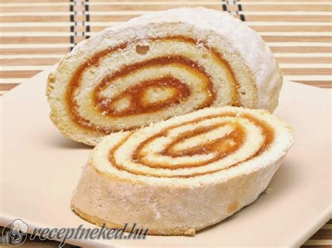 Óriási lekváros piskótatekercs torta elkészítésének fázisai