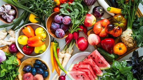 színes gyümölcsök és zöldségek turmixgépben