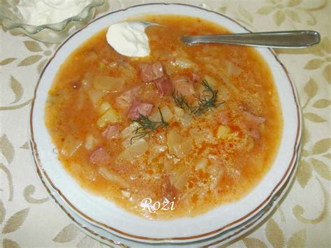 Lucskos káposzta egy közösségi asztalon