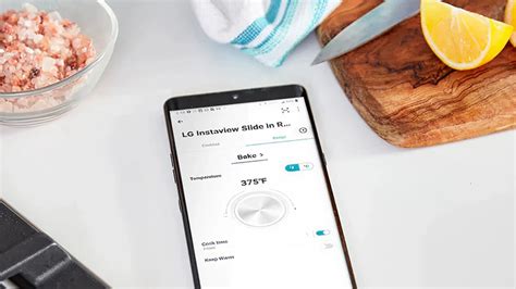 Okostelefon kijelzője tápanyagkövető alkalmazással és statisztikai grafikonokkal
