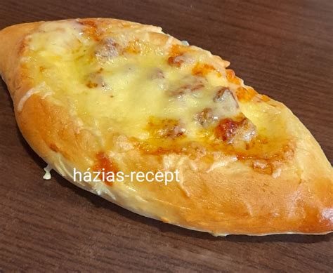 Kolbászos-sajtos töltelék a sertésbordában