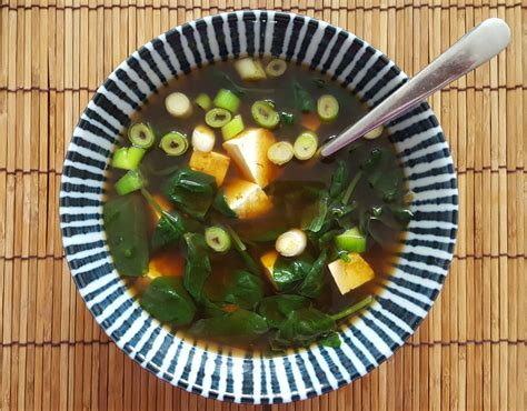 Miso leves egy tálban, mellette miso paszta és zöldségek