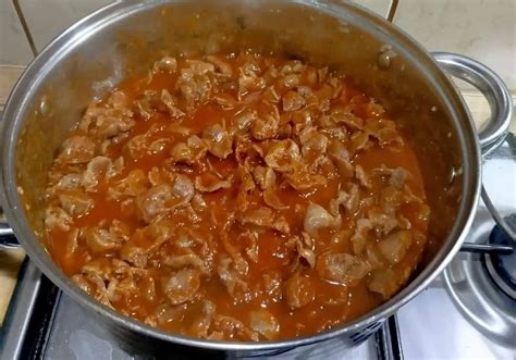 Készül a zúzapörkölt friss kenyérrel