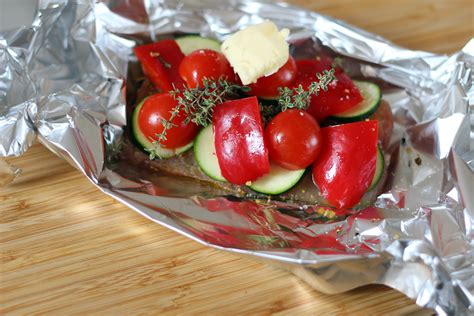 Halfilék fóliában, zöldségekkel körítve