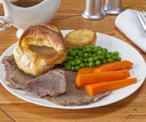 Vasárnapi marhasült zöldségekkel és Yorkshire pudinggal