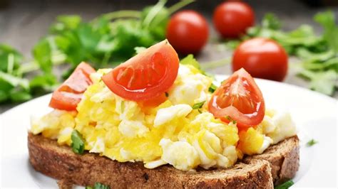 Velős tojásrántotta tálalva