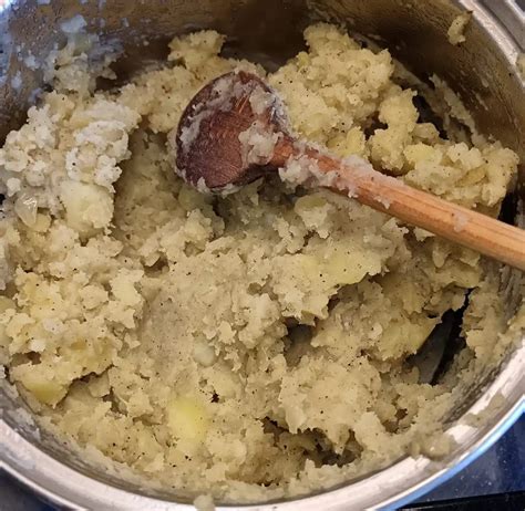 Tört burgonya és zöldköret egy tányéron