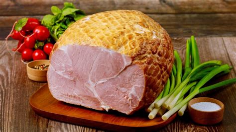 Főzésben lévő sonka fűszerekkel