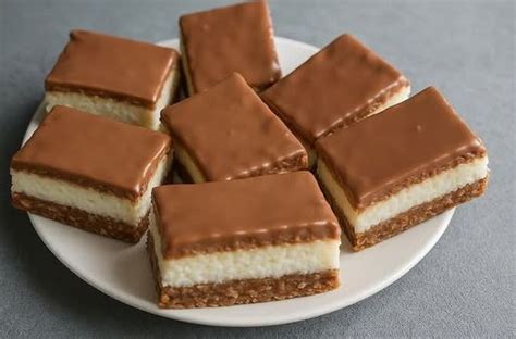 Sütés nélküli kekszes-csokis szelet egy vágódeszkán