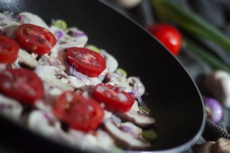 Szakács kevergeti a levesestálat