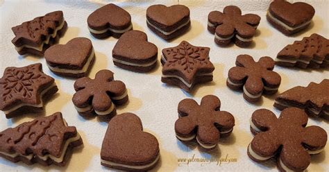 Kakaós és natúr linzer tészta egymásra helyezve