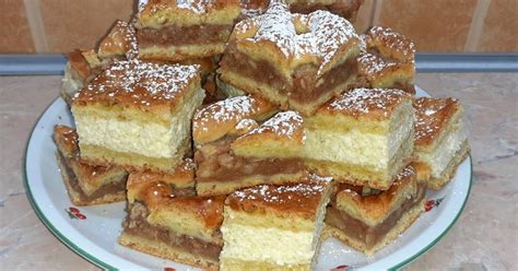 Két színű linzer tészta hengerré feltekerve a hűtőben