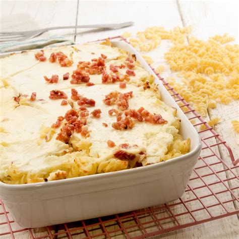 Tál Käsespätzle sajttal és baconnel