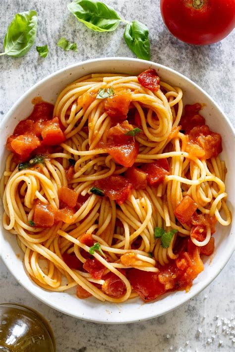 Spagetti al Pomodoro tálalva