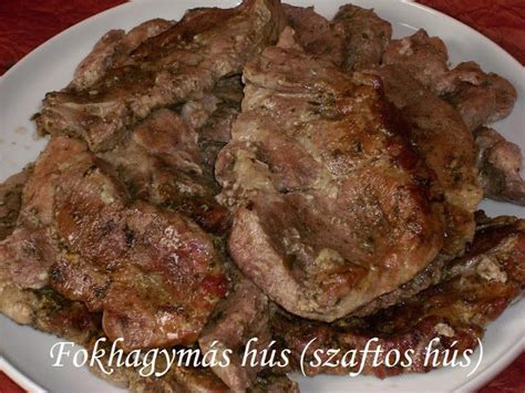 friss fokhagymás hús szeletek tálalása