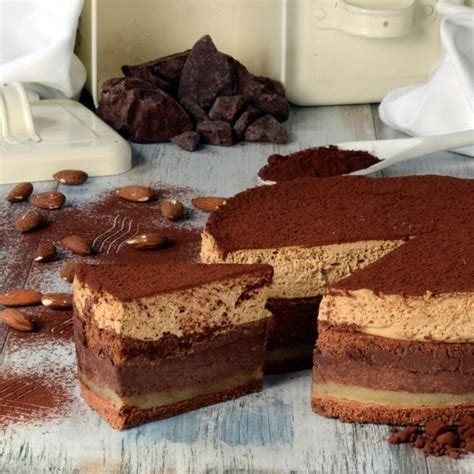 a torta rétegezésének folyamata, ahol látható a piskóta és a közte lévő gazdag csokoládékrém