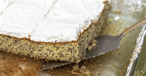 Krémréteggel borított mákos süti szeletelődeszkán