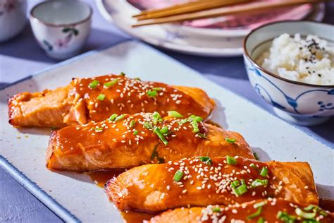 Teriyaki lazac tálalva