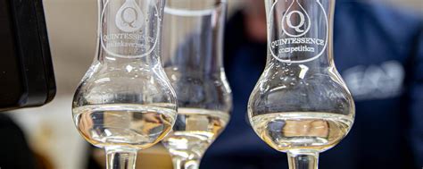 Különböző alkoholtartalmú pálinkák palackjai