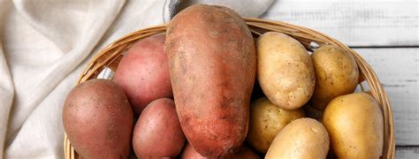 Különböző fajtájú és méretű burgonyák egy faasztalon