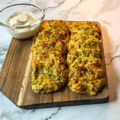 Sütőben sült, fűszeres burgonyaszeletek sajttal a tetejükön