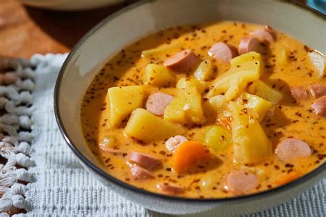 Tálban felszolgált krémes krumplileves zöldfűszerekkel megszórva