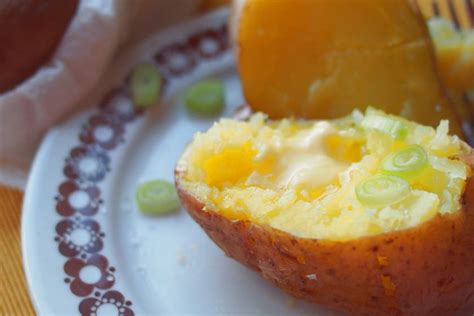 Frissen mosott, héjában főtt burgonyák egy fazékban