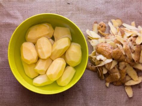 Felkockázott, hámozott burgonyák egy tálban