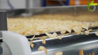 Kockára vágott burgonya egy mikrózható tálban