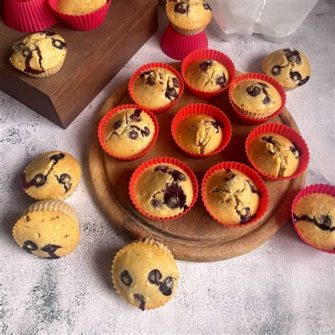 különböző gyümölcsökkel díszített gluténmentes muffinok