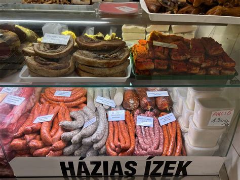 Különböző húskészítmények felvágva