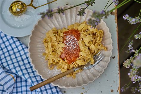 tálalásra kész diós-lekváros tészta porcukorral meghintve