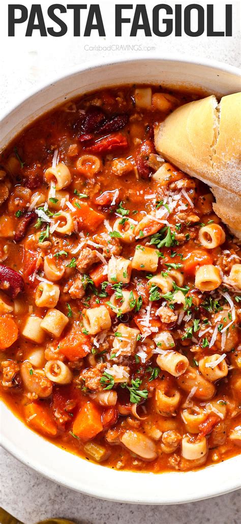A Pasta e Fagioli alapvető hozzávalói egy fa vágódeszkán
