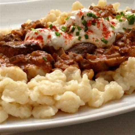Vegyes gombapörkölt csirkepörkölttel gazdagon tálalva