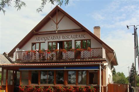 Aranyszarvas Étterem Szarvas külső homlokzata, hangulatos terasszal