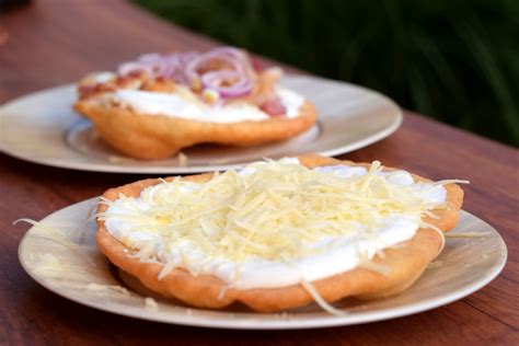 Kész lángos tészta tányéron