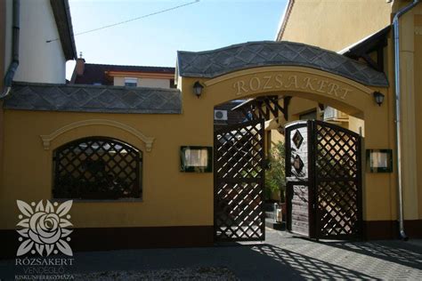 A Rózsakert Vendéglő bejárata