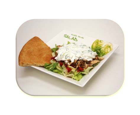 Frissen készült gyros tálon, zöldségekkel