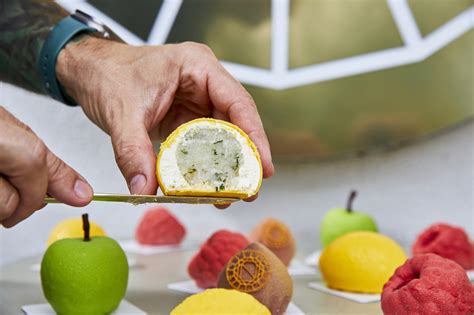 friss citromos desszert tálalása nyári környezetben