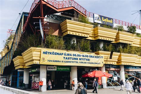 A budapesti Lehel Csarnok és környékének forgalmas látképe, ahol a gyorsétterem elhelyezkedett