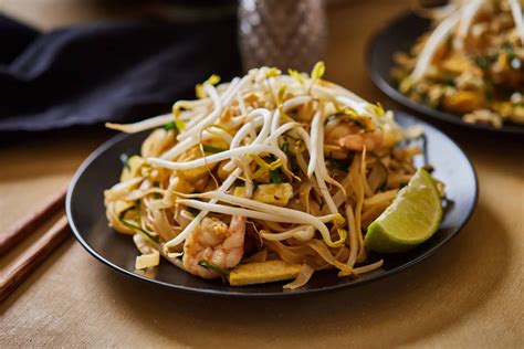 tálalt kamu pad thai mogyoróval megszórva