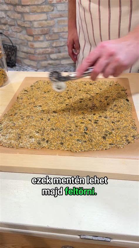 cukrászati habverő, amint épp a tojásos-vajas masszát keveri egy nagy tálban