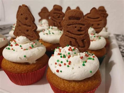 Mézeskalács muffin egy pohár tejjel