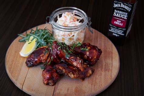 BBQ szószban pihenő csirkeszárnyak a hűtőszekrényben