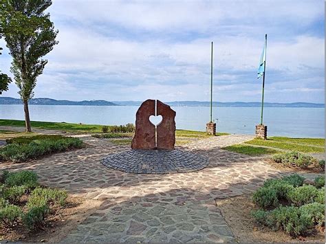 Zamárdi látképe a Balaton partjáról
