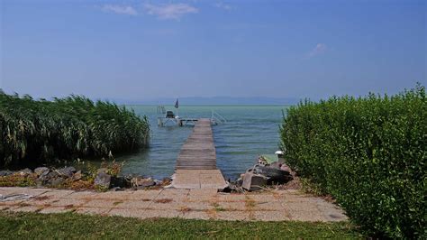 Teniszpálya a Balaton partján, Zamárdiban