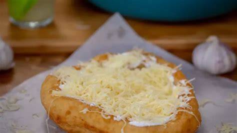 Sajtos-tejfölös lángos fokhagymával